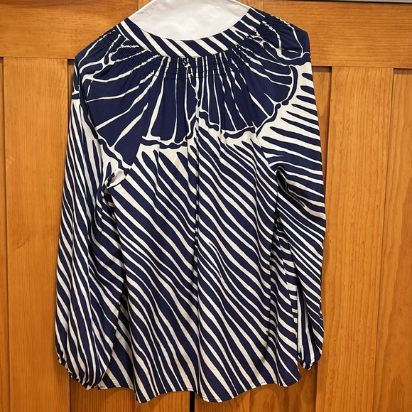 Lilly Pulitzer Elsa Tunic Blouse. 100% silk. Size medium. Navy and white. - Picture 8 of 10